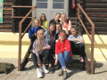 Adaptační pobyt Zbraslavice: dívky sedí na dřevěných schodech