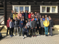 Adaptační pobyt Zbraslavice:  žáci stojí před dřevěnou budovou