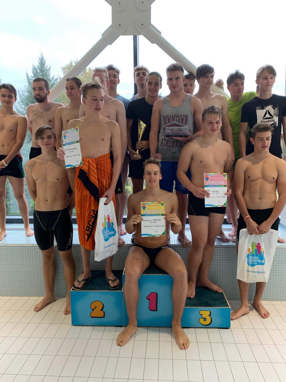 okresní kolo soutěže středních škol v plavání: tým chlapců