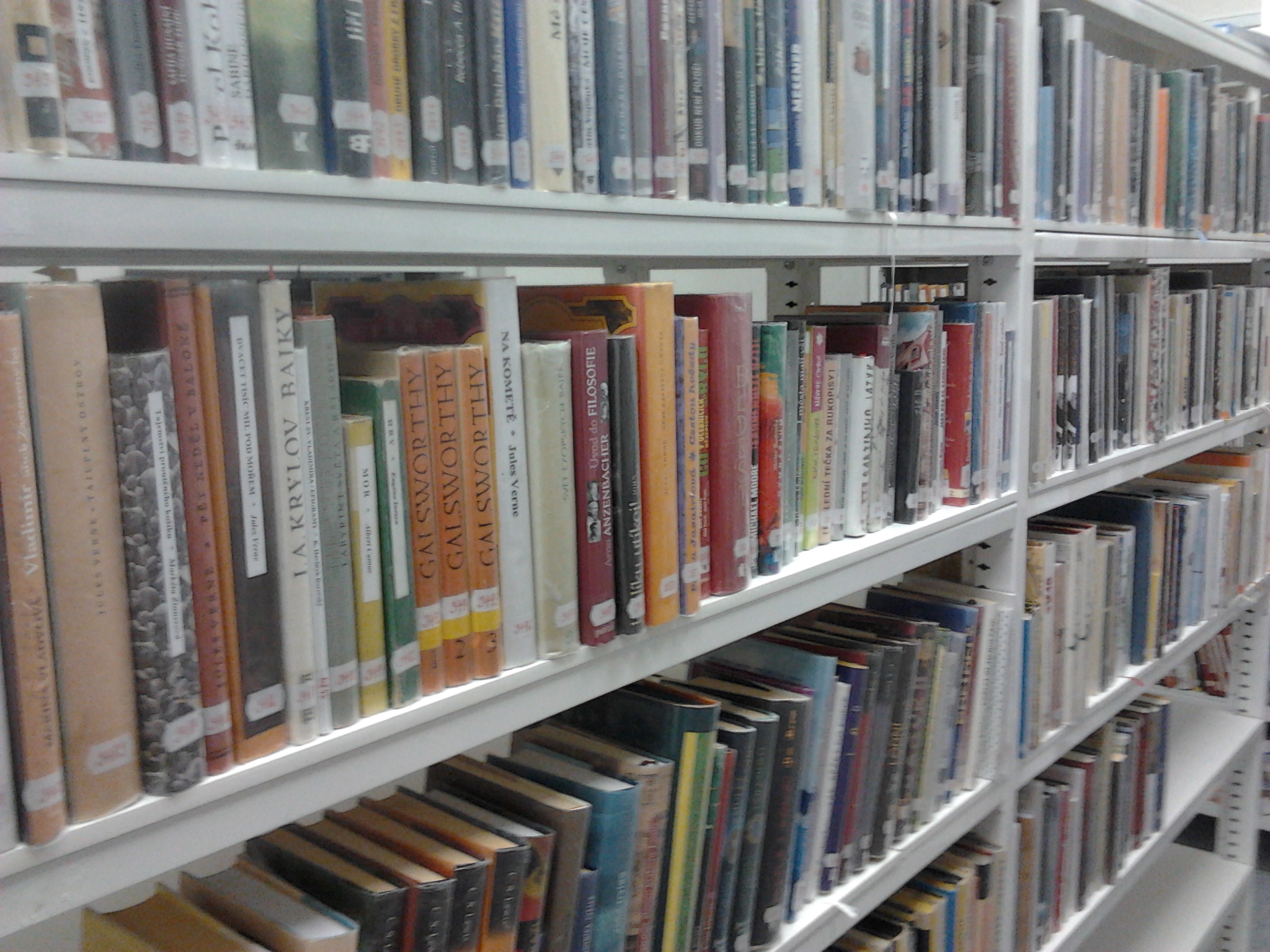 školní knihovna: uvnitř jsou knihy