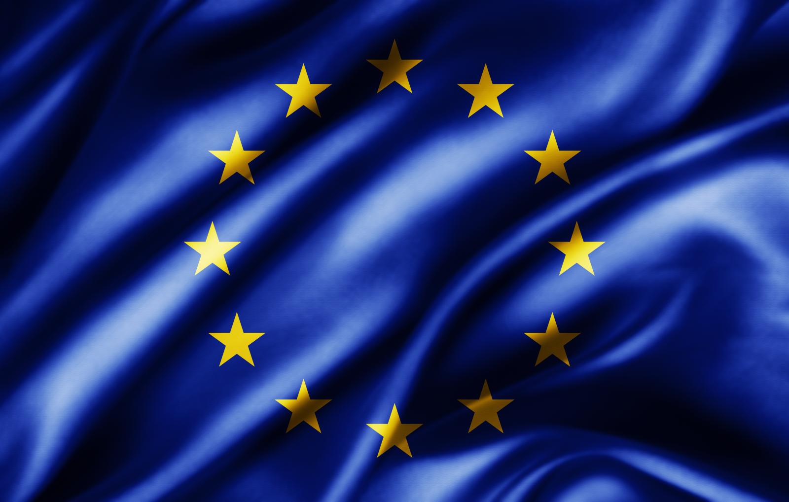 Vysoce kvalitní interiérová oboustranná vlajka Evropské unie, vyrobená z luxusního saténu. Na přání může být opatřena krásnými třásněmi vybrané barvy.